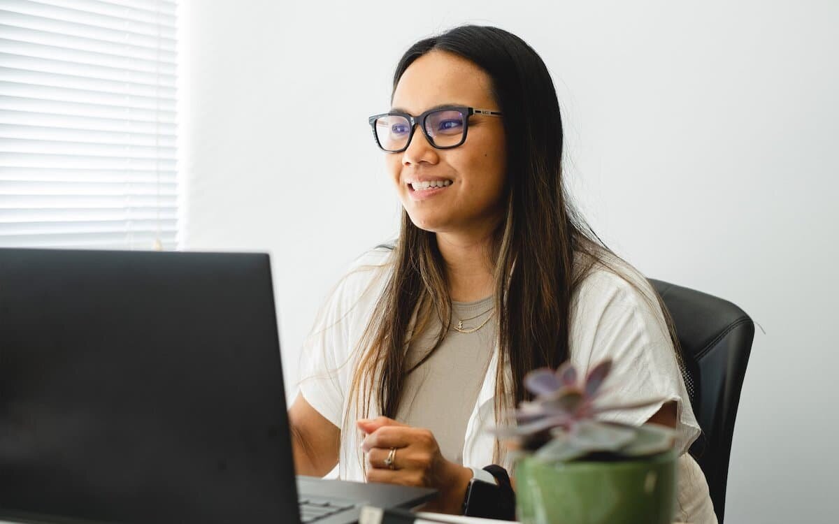 woman-works-at-her-desk-with-a-laptop.jpg